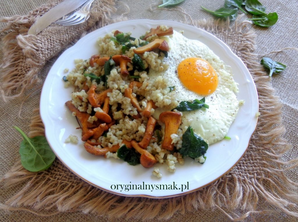 Kasza jęczmienna z kurkami, szpinakiem i jajkiem sadzonym