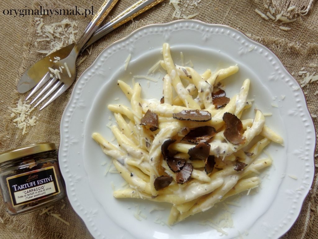 Maccheroni al ferretto w sosie śmietanowo - serowym z truflami