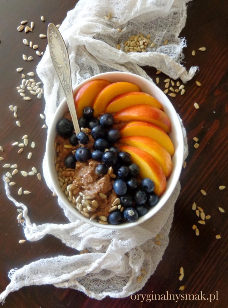 Owsianka czekoladowa z nektarynkami, borówkami i słonecznikiem