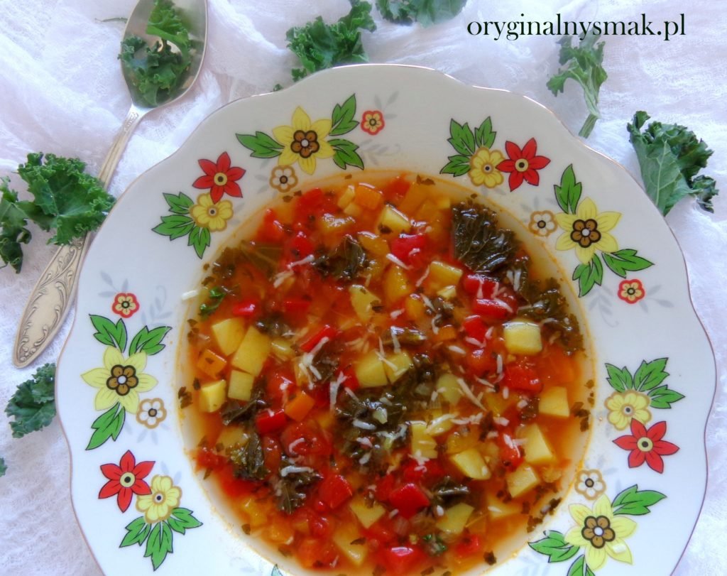 Zupa z pieczoną papryką, jarmużem, czosnkiem niedźwiedzim i parmezanem