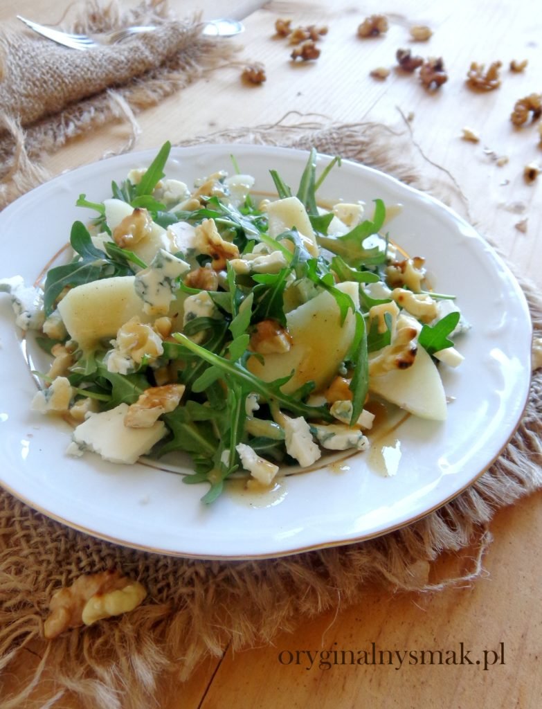 Sałatka z gruszką, orzechami włoskimi i serem pleśniowym z dressingiem orzechowym
