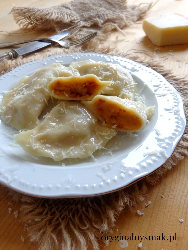 Pierogi z ziemniakami, suszonymi pomidorami i grana padano