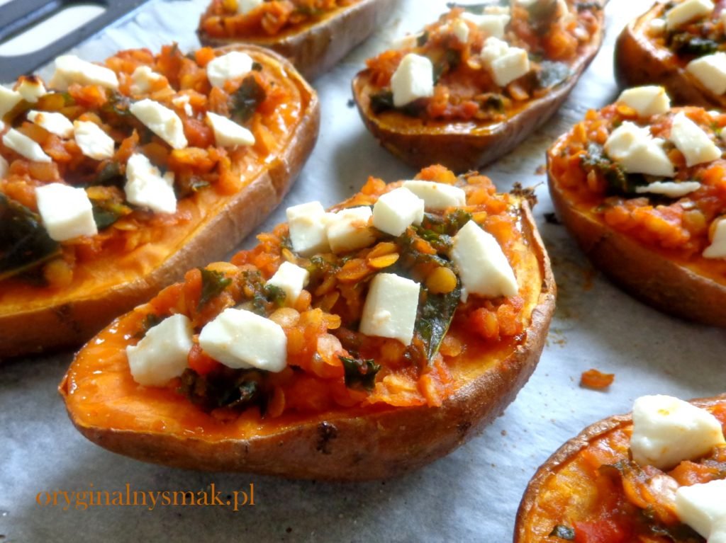 Bataty faszerowane soczewicą, pomidorami, jarmużem i fetą