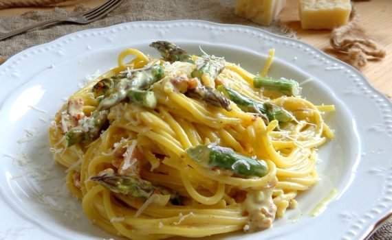 Spaghetti z boczkiem i szparagami w sosie szafranowym z Pecorino Romano