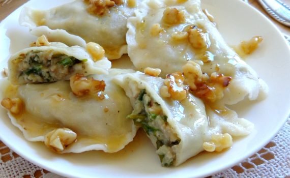 Pierogi z gruszkami, rukolą i serem pleśniowym