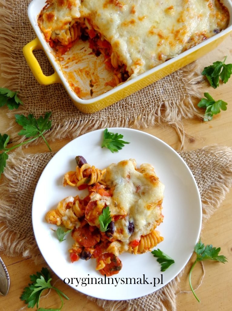 Zapiekanka makaronowa z chorizo, papryką i fasolą