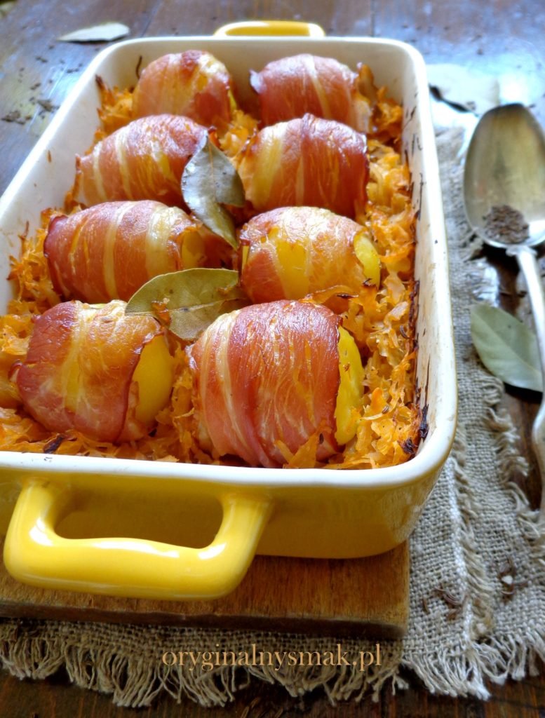 Ziemniaczki w boczku zapiekane w kapuście kiszonej