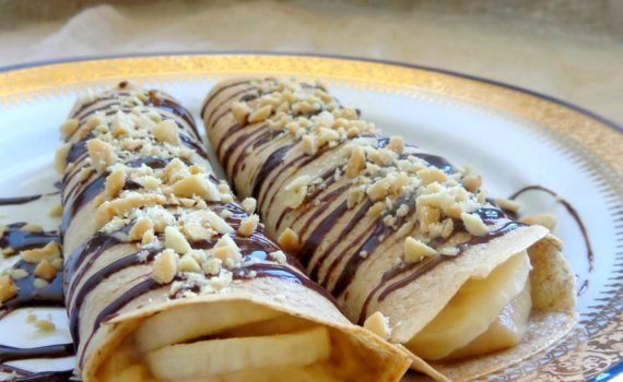 Naleśniki żytnie z mascarpone, masłem orzechowym i bananami