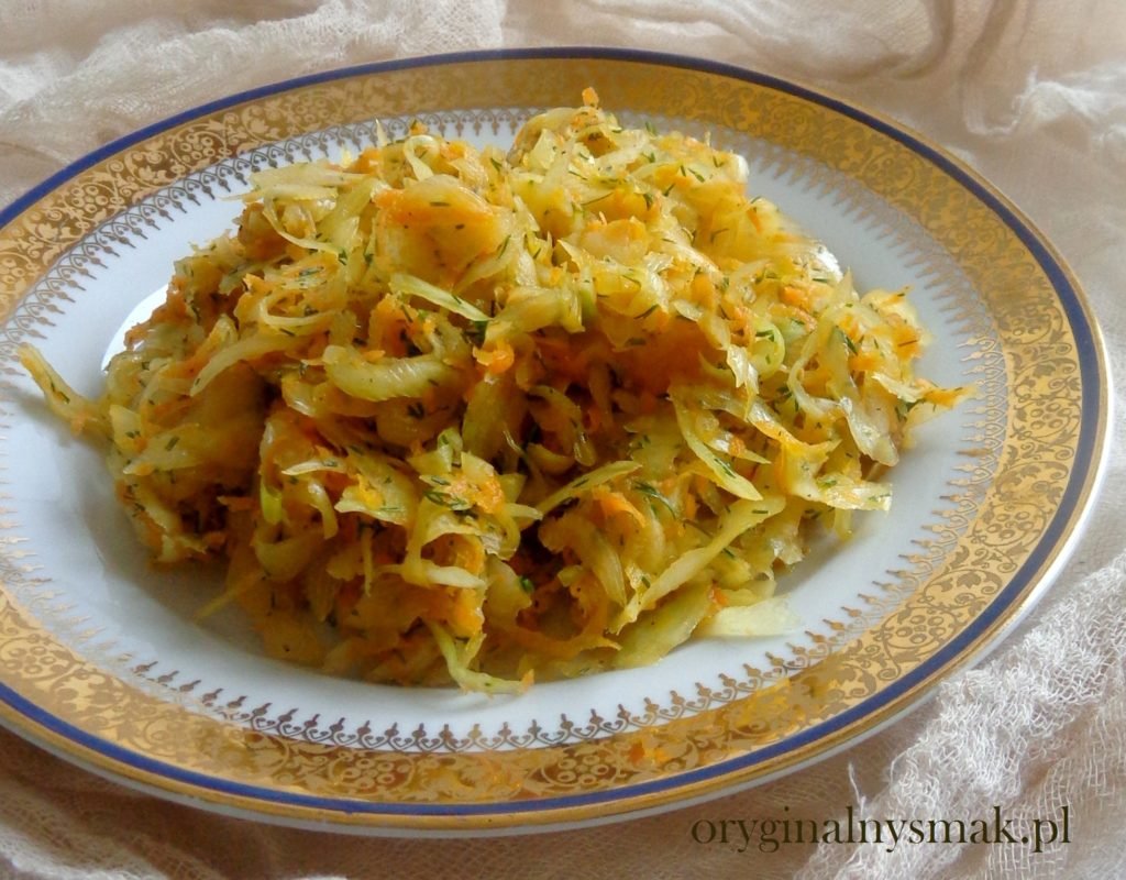 Surówka z białej kapusty z marchewką i koperkiem