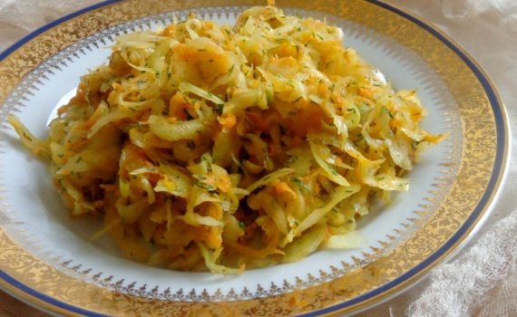 Surówka z białej kapusty z marchewką i koperkiem