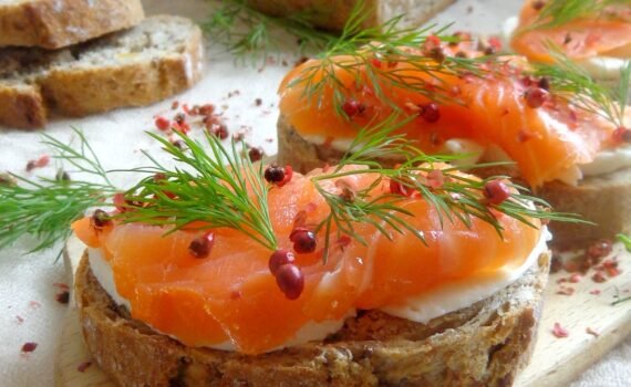 Kanapki z wędzonym łososiem, mozzarellą i czerwonym pieprzem