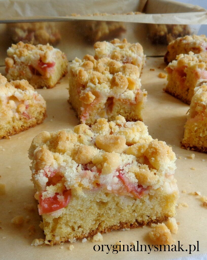 Ciasto waniliowe z rabarbarem i kruszonką