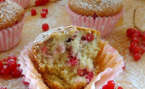 Muffiny migdałowe z czerwoną porzeczką