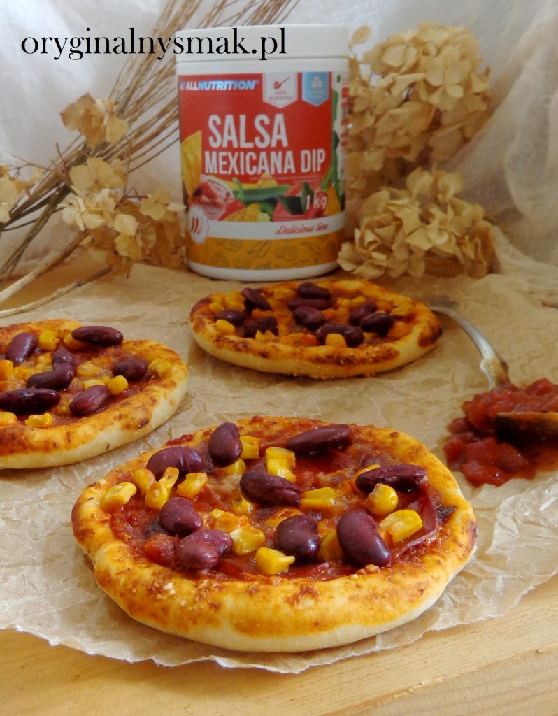 Pizzerinki z salsą mexicana, chorizo, fasolą, kukurydzą i parmezanem
