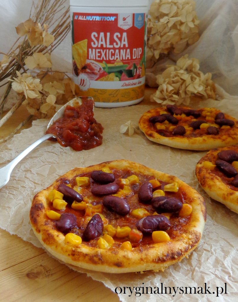 Pizzerinki z salsą mexicana, chorizo, fasolą, kukurydzą i parmezanem