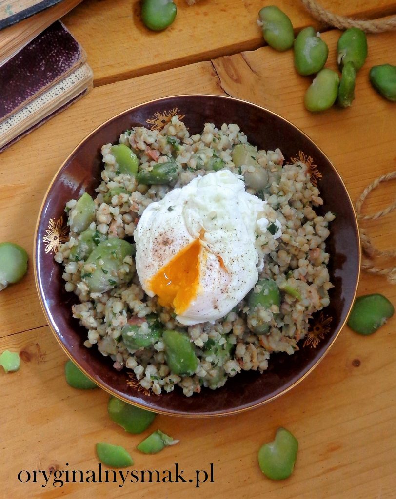 Biała kasza gryczana z bobem, boczkiem i jajkiem w koszulce