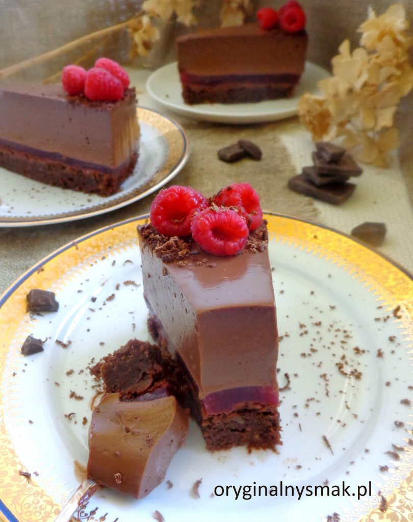 Brownie z musem czekoladowym z tofu i malinami