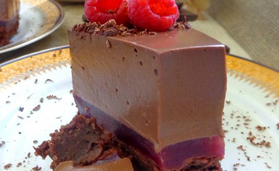 Brownie z musem czekoladowym z tofu i malinami