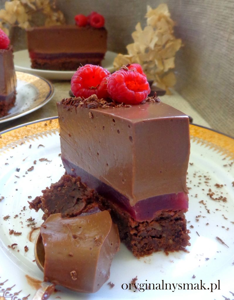 Brownie z musem czekoladowym z tofu i malinami