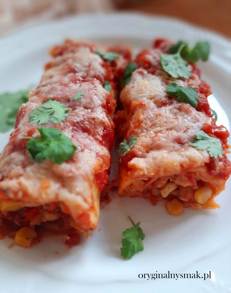 Enchilada z kurczakiem, papryką i kukurydzą