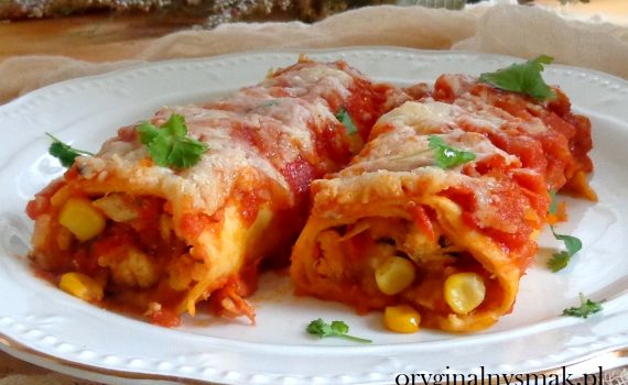 Enchilada z kurczakiem, papryką i kukurydzą