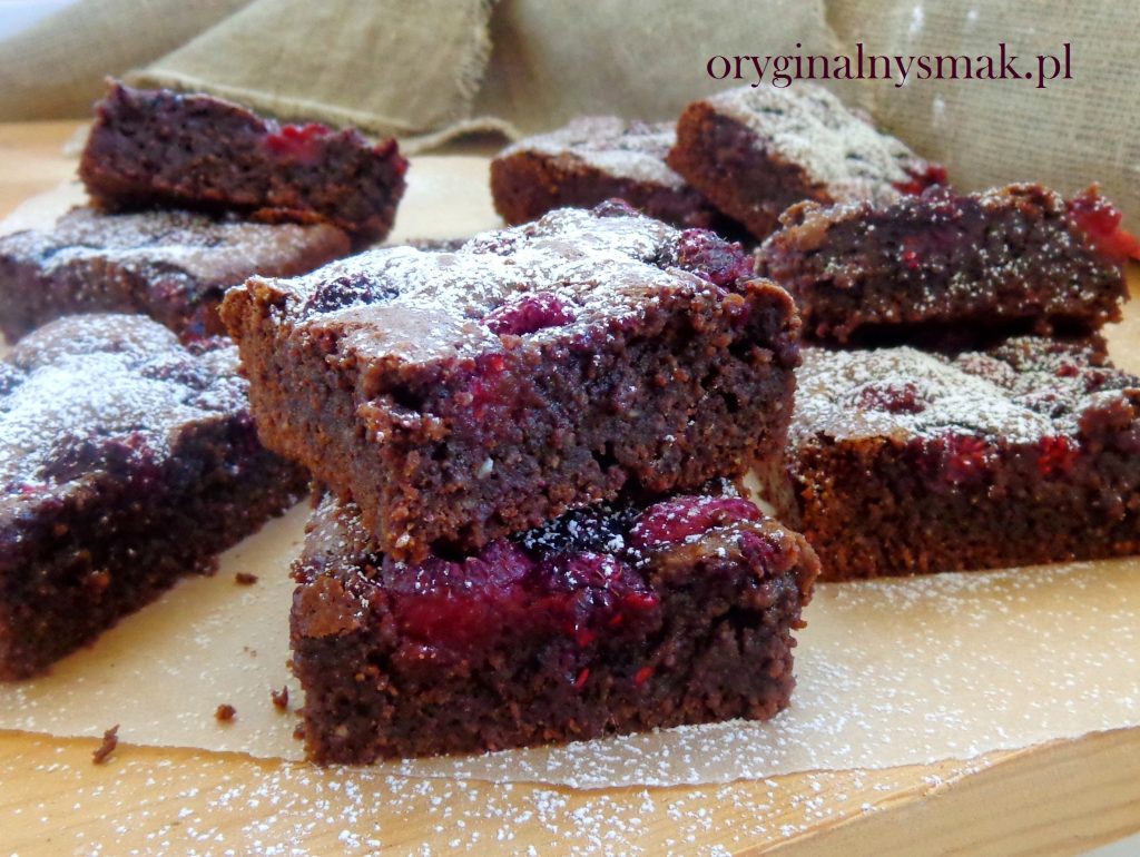Brownie migdałowe z malinami