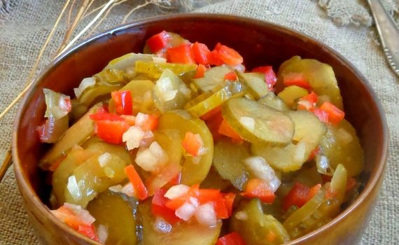 Surówka z ogórków kiszonych i papryki