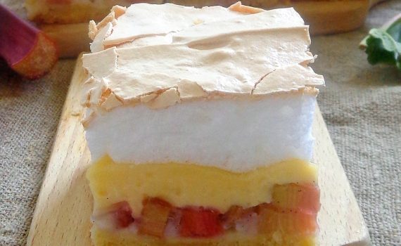 Kruche ciasto z rabarbarem, budyniem i bezową pianką