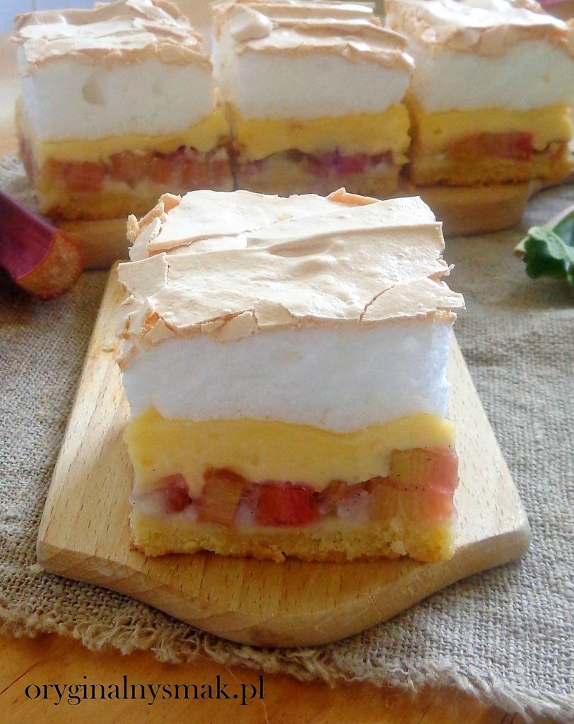 Kruche ciasto z rabarbarem, budyniem i bezową pianką