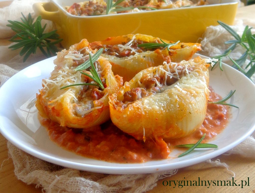 Muszle makaronowe nadziewane mięsem mielonym, papryką i mozzarellą