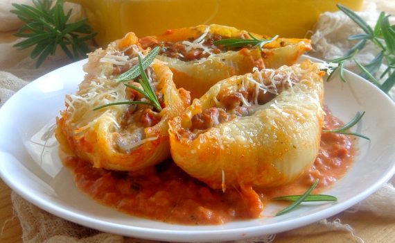 Muszle makaronowe nadziewane mięsem mielonym, papryką i mozzarellą