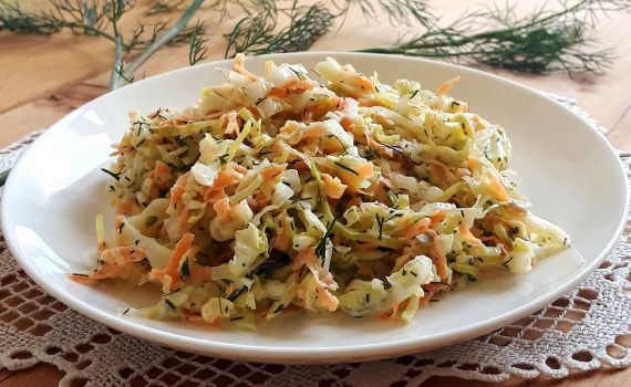 Surówka z kapusty pekińskiej, pora i marchewki
