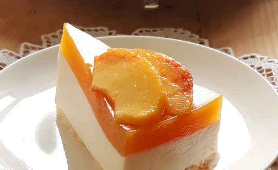 Biszkopt z cytrynową pianką i musem brzoskwiniowym