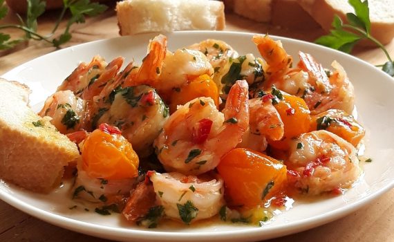 Krewetki z pomidorkami, pietruszką i chili