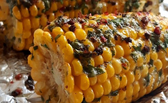 Pieczona kukurydza z pietruszką, czosnkiem i czerwonym pieprzem