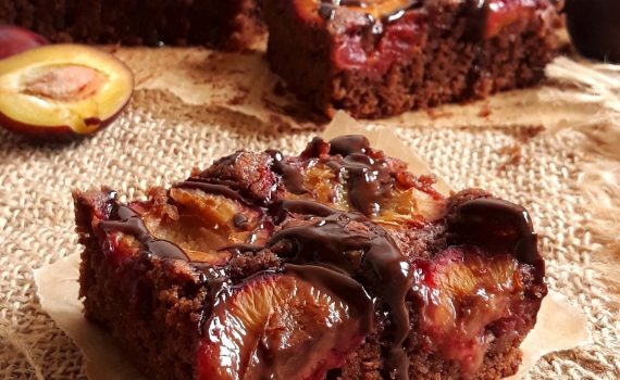 Ciasto czekoladowe z marcepanem i śliwkami