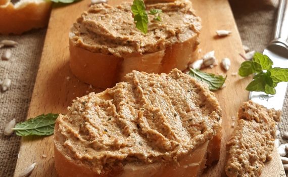 Pasta z cukinii, suszonych pomidorów i słonecznika