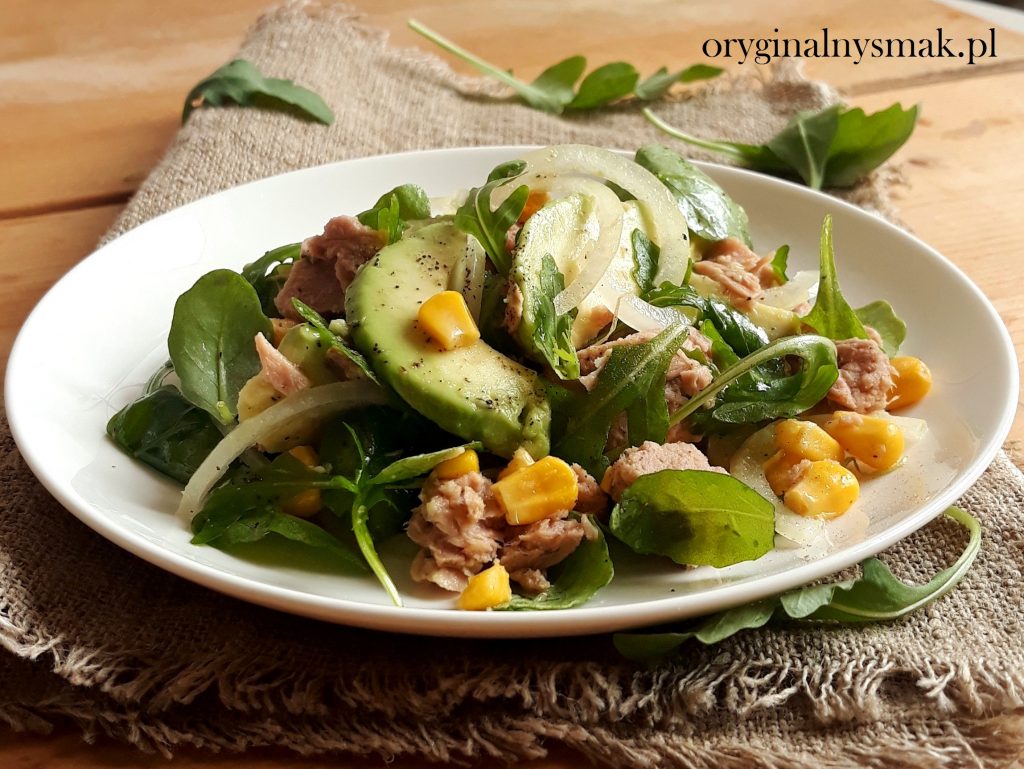 Sałatka z tuńczykiem, awokado i rukolą