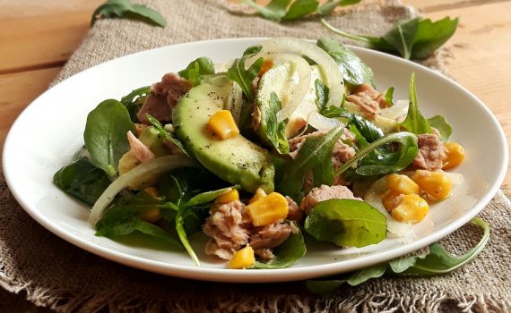Sałatka z tuńczykiem, awokado i rukolą
