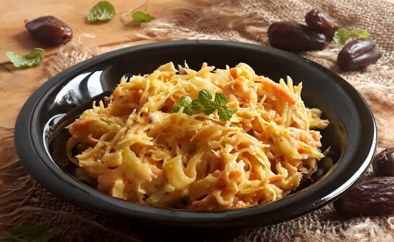 Surówka z białej kapusty z daktylami i szafranem