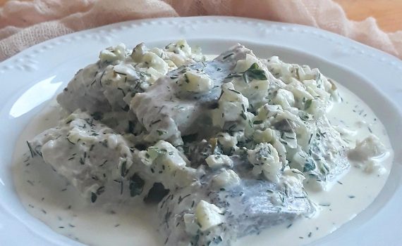 Śledzie w śmietanie z ogórkiem kiszonym i jabłkiem