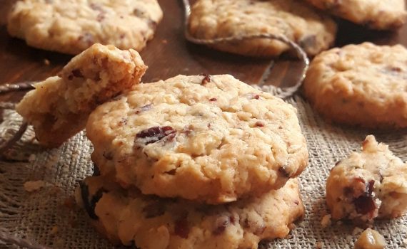 Ciasteczka z żurawiną, płatkami owsianymi i orzechami