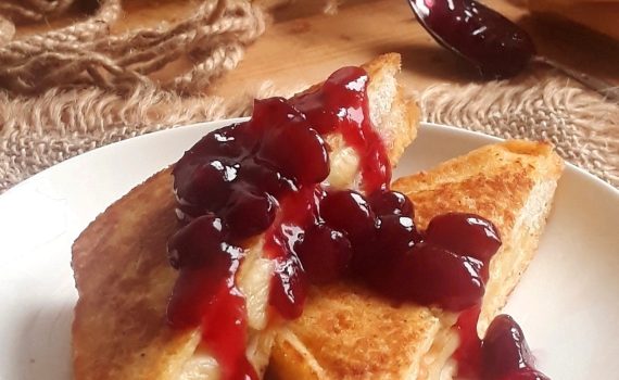 Tosty francuskie z oscypkiem i żurawiną