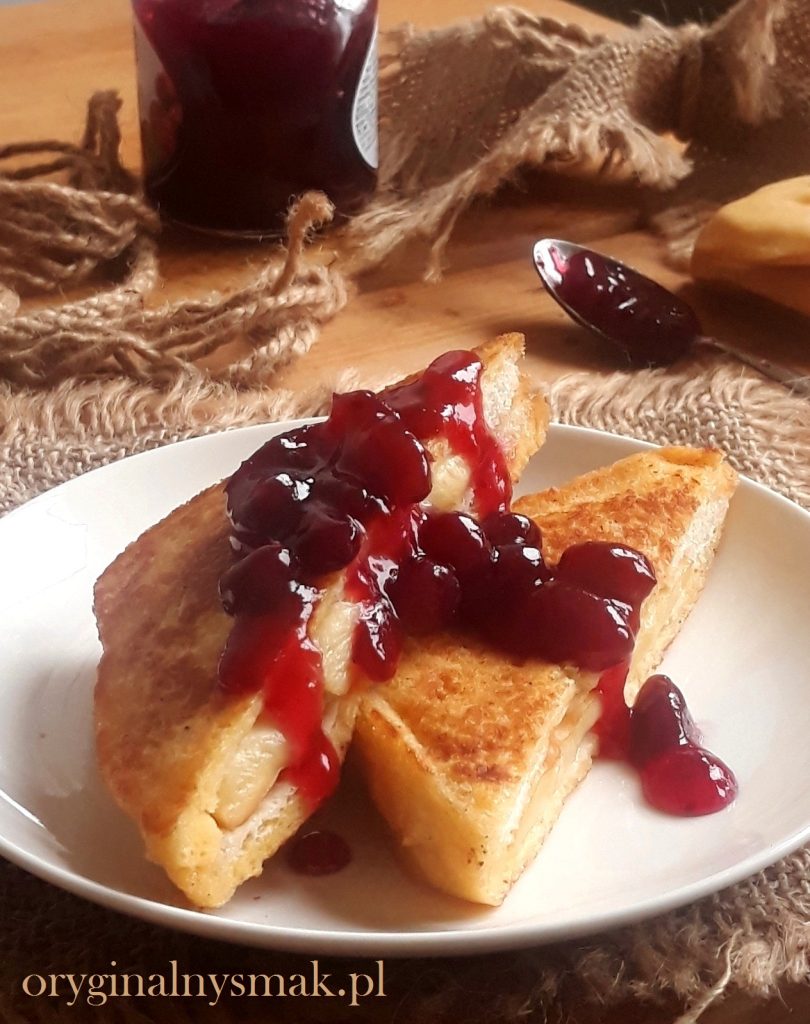 Tosty francuskie z oscypkiem i żurawiną