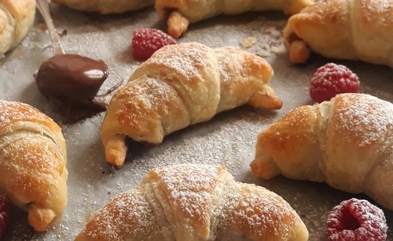 Rogaliki z ciasta francuskiego z nutellą i malinami