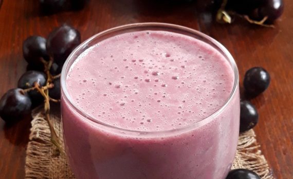 Koktajl z ciemnych winogron i banana