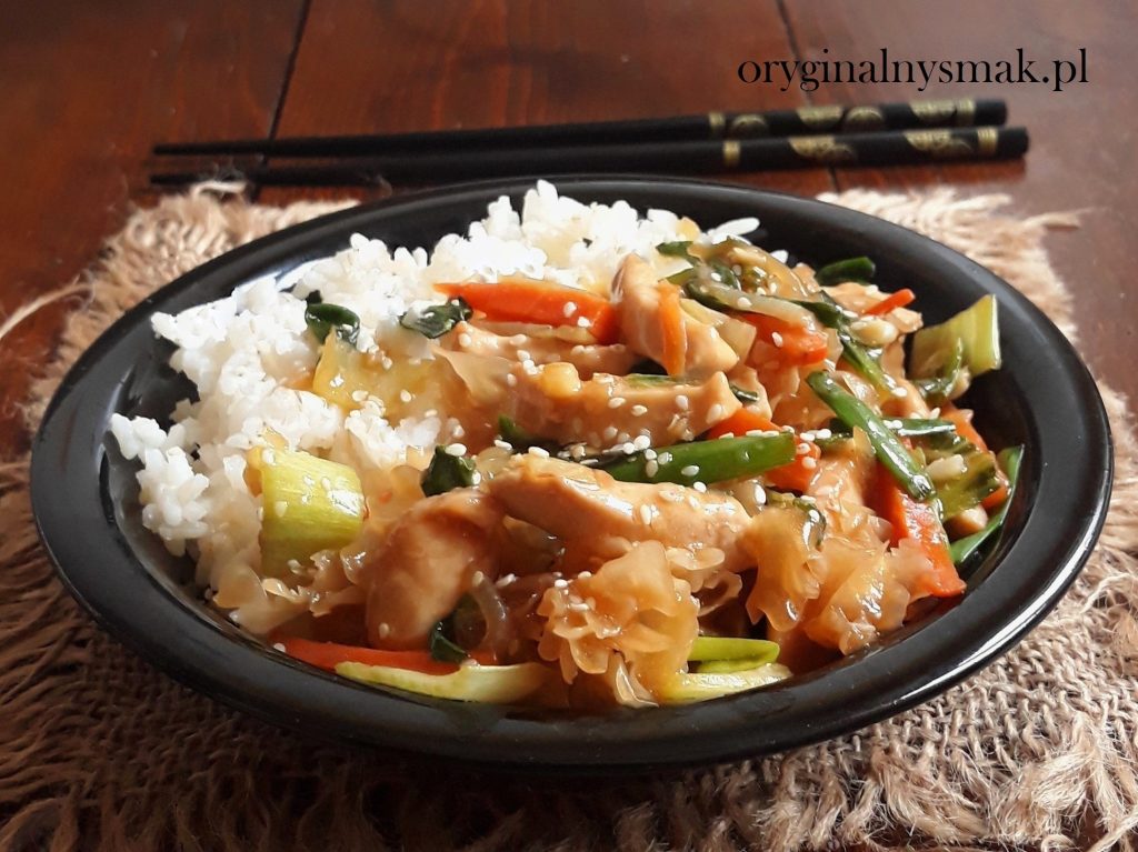 Stir-fry z kurczakiem, pak choi i grzybami snow fungus