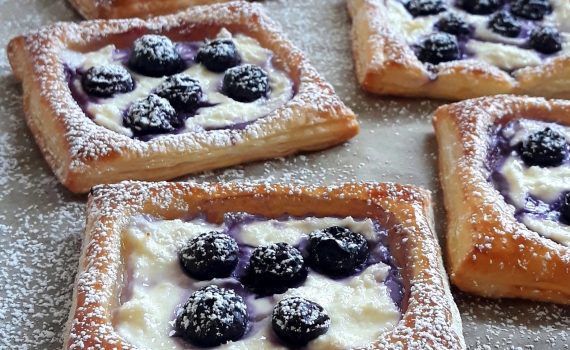 Ciastka francuskie z serem i borówkami