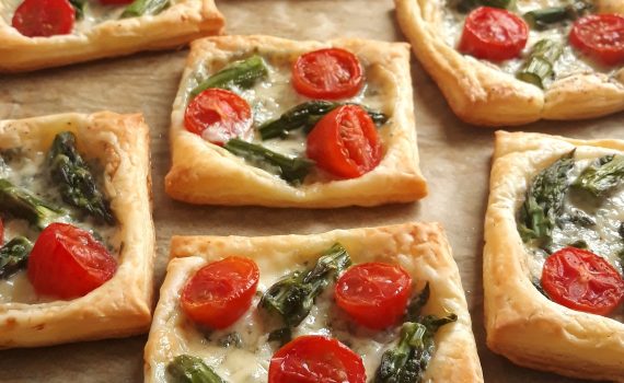 Ciasto francuskie ze szparagami, serem pleśniowym i pomidorkami