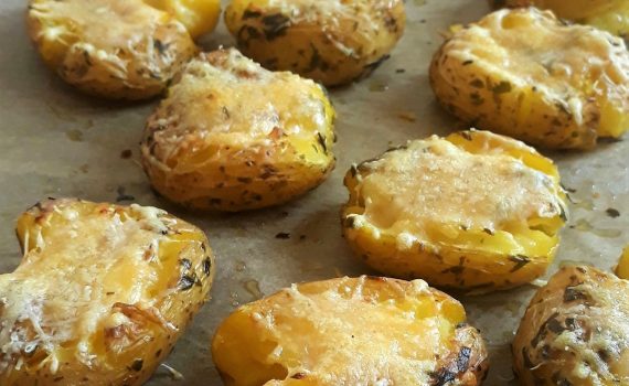 Rozgniecione ziemniaki pieczone z parmezanem